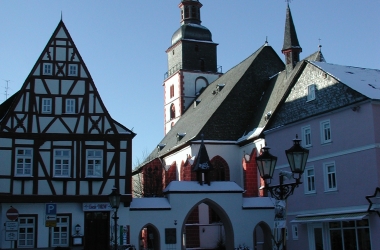 Torbogen-Kirche.JPG